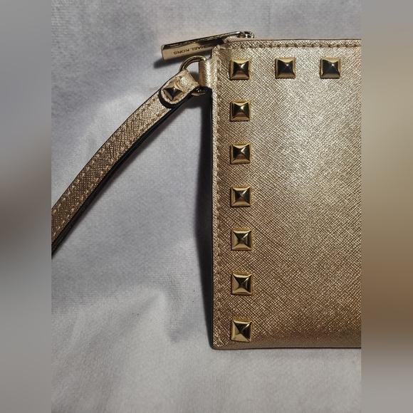 Michael Kors Large Wristlet Saffiano Stud Gold Leather Gold Zip - Picture 4 of 8